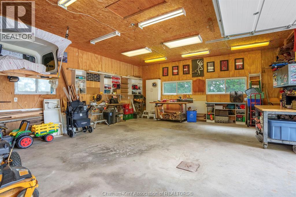 7138 Benoit Drive, Grande Pointe, ON - Indoor Photo Showing Garage