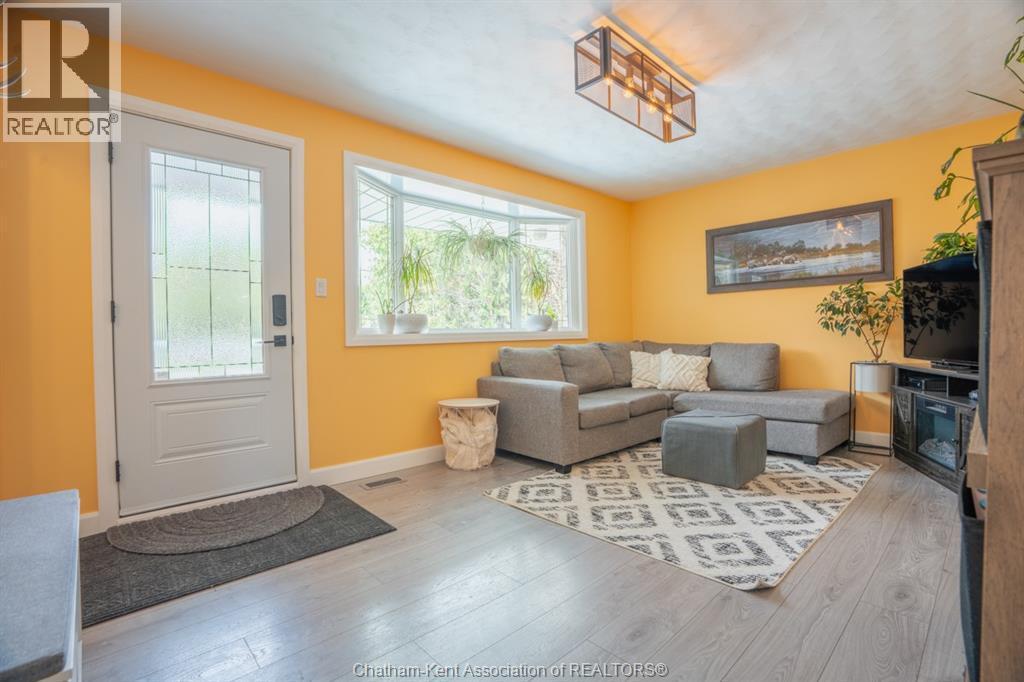 7138 Benoit Drive, Grande Pointe, ON - Indoor Photo Showing Living Room