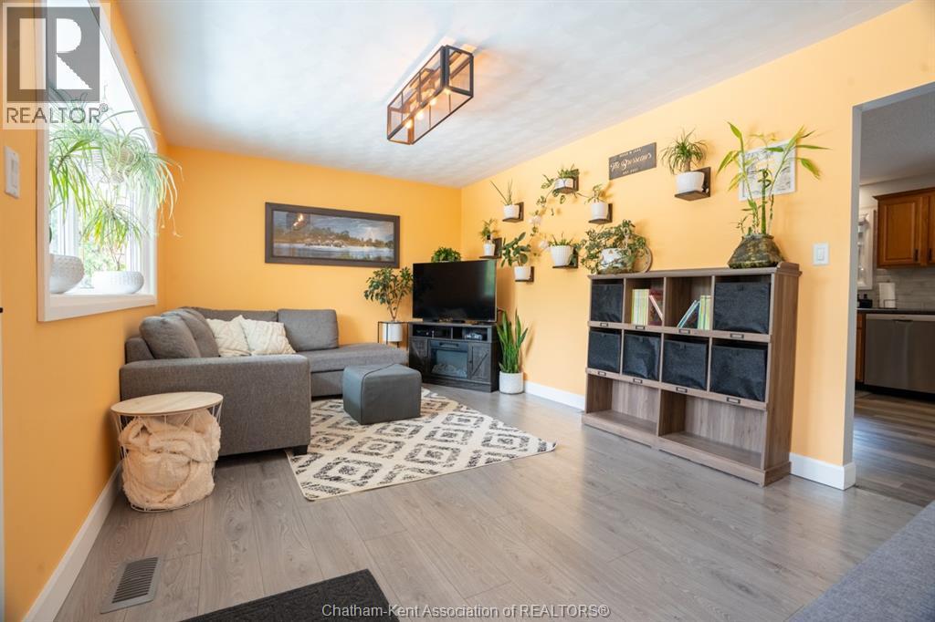7138 Benoit Drive, Grande Pointe, ON - Indoor Photo Showing Living Room