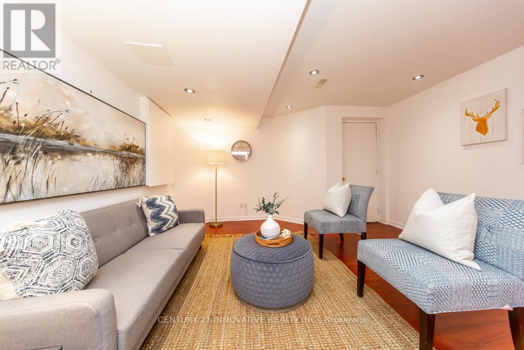 63 Rainbow Valley Crescent, Markham, ON - Indoor Photo Showing Living Room
