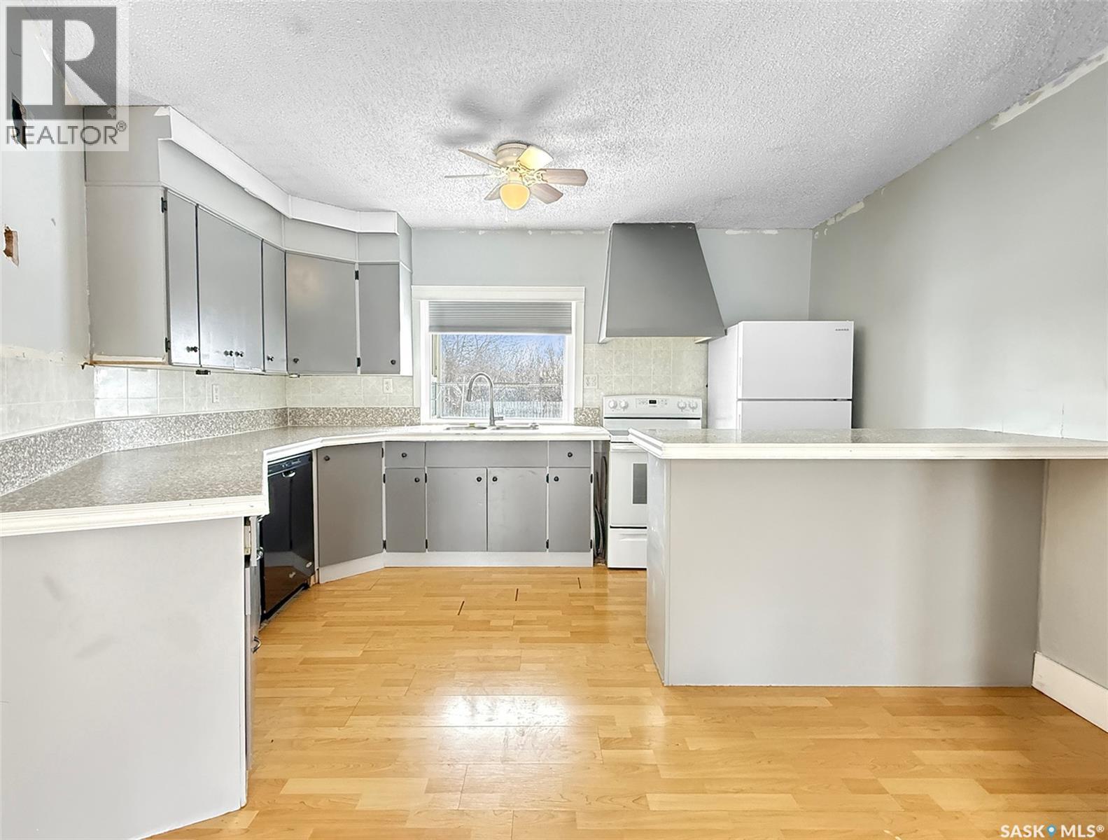 363 Iris Avenue, Swift Current Rm No. 137, SK - Indoor Photo Showing Kitchen