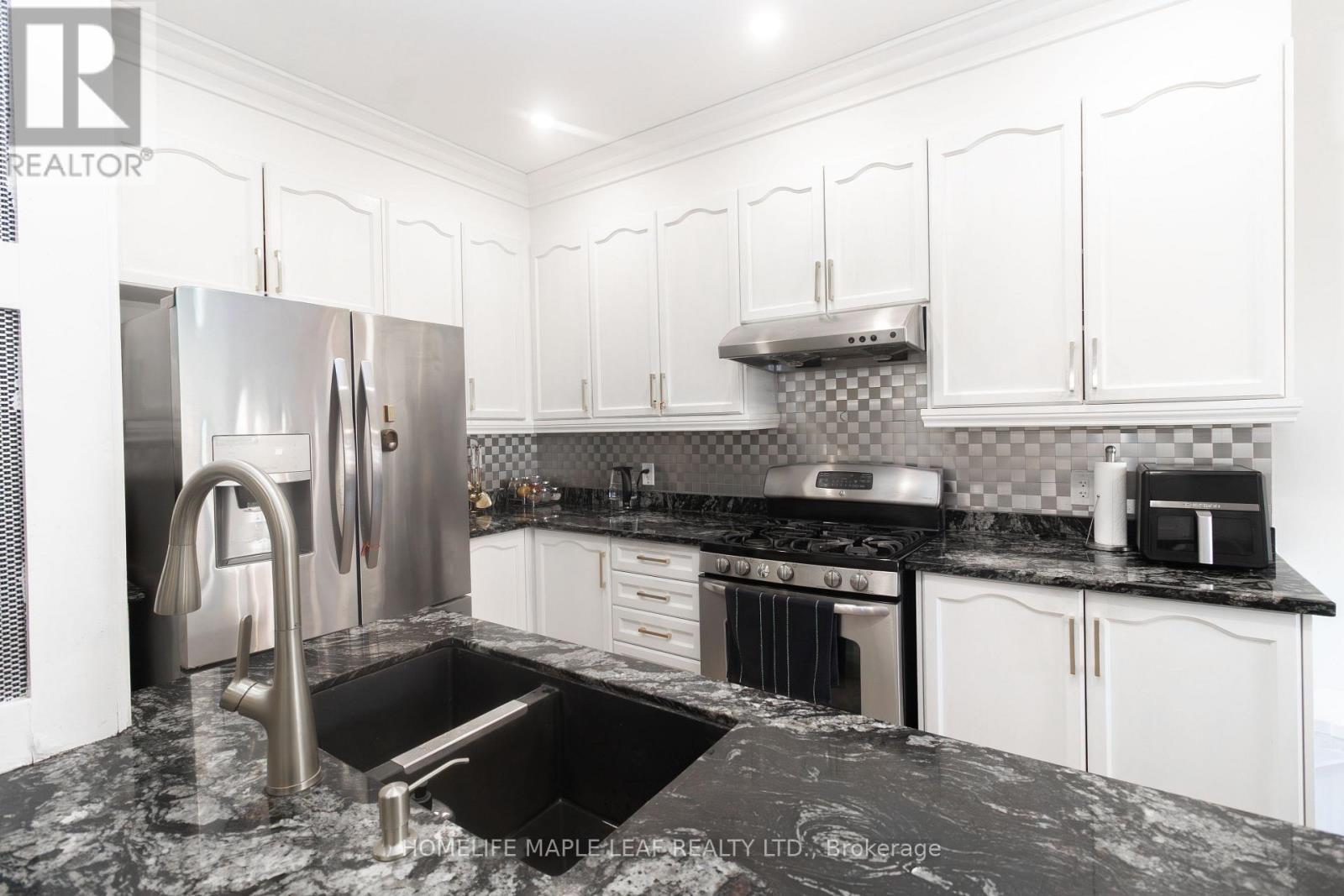 11 Icefall Road, Caledon, ON - Indoor Photo Showing Kitchen With Stainless Steel Kitchen With Double Sink With Upgraded Kitchen