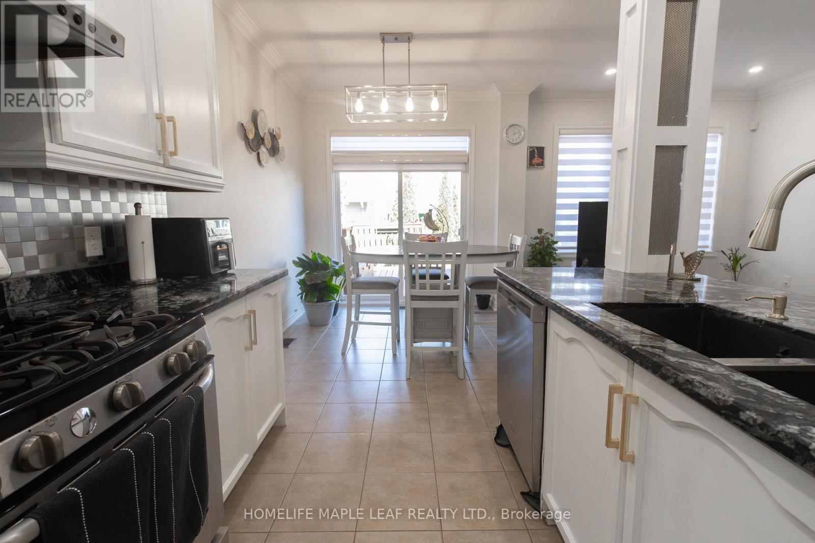 11 Icefall Road, Caledon, ON - Indoor Photo Showing Kitchen With Upgraded Kitchen