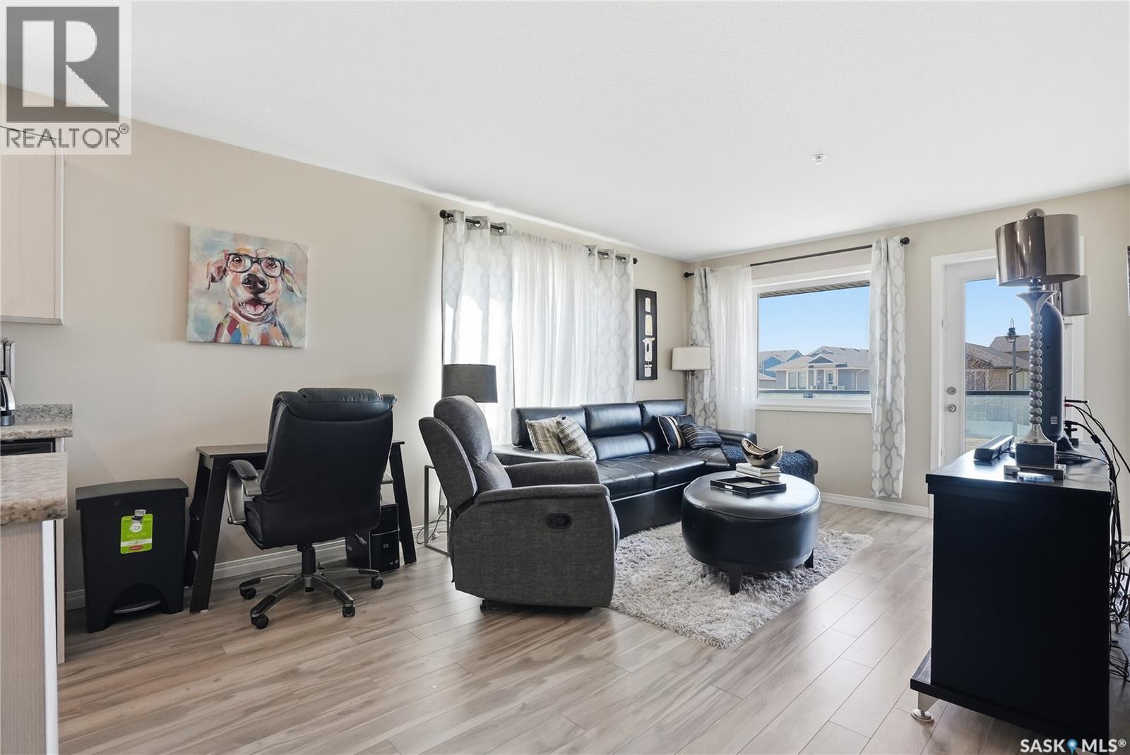 1105 102 Willis Crescent, Saskatoon, SK - Indoor Photo Showing Living Room
