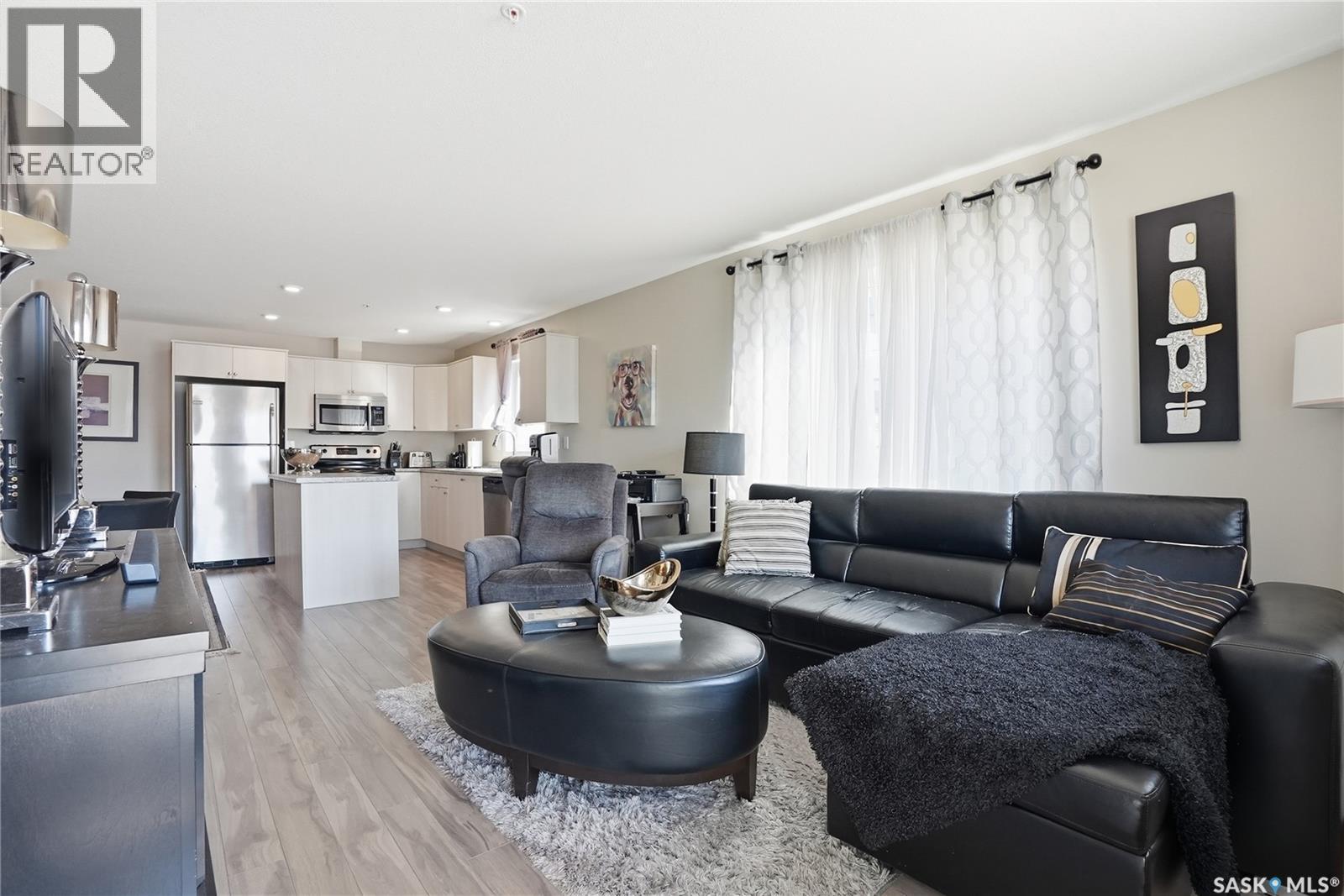 1105 102 Willis Crescent, Saskatoon, SK - Indoor Photo Showing Living Room