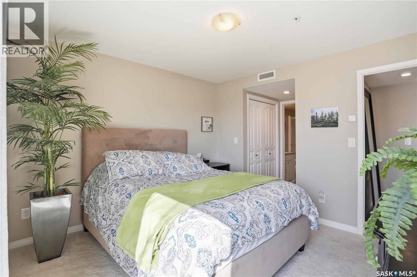 1105 102 Willis Crescent, Saskatoon, SK - Indoor Photo Showing Bedroom