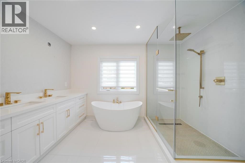 2A Chiltern Hill, Richmond Hill, ON - Indoor Photo Showing Bathroom