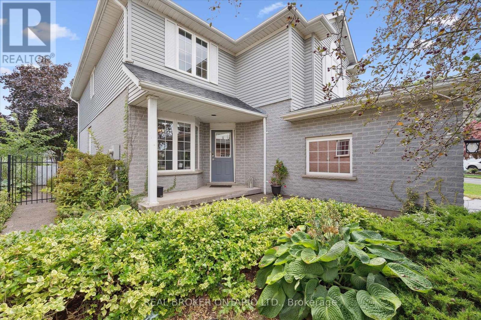 18 Pearwood Court, Kitchener, ON - Outdoor