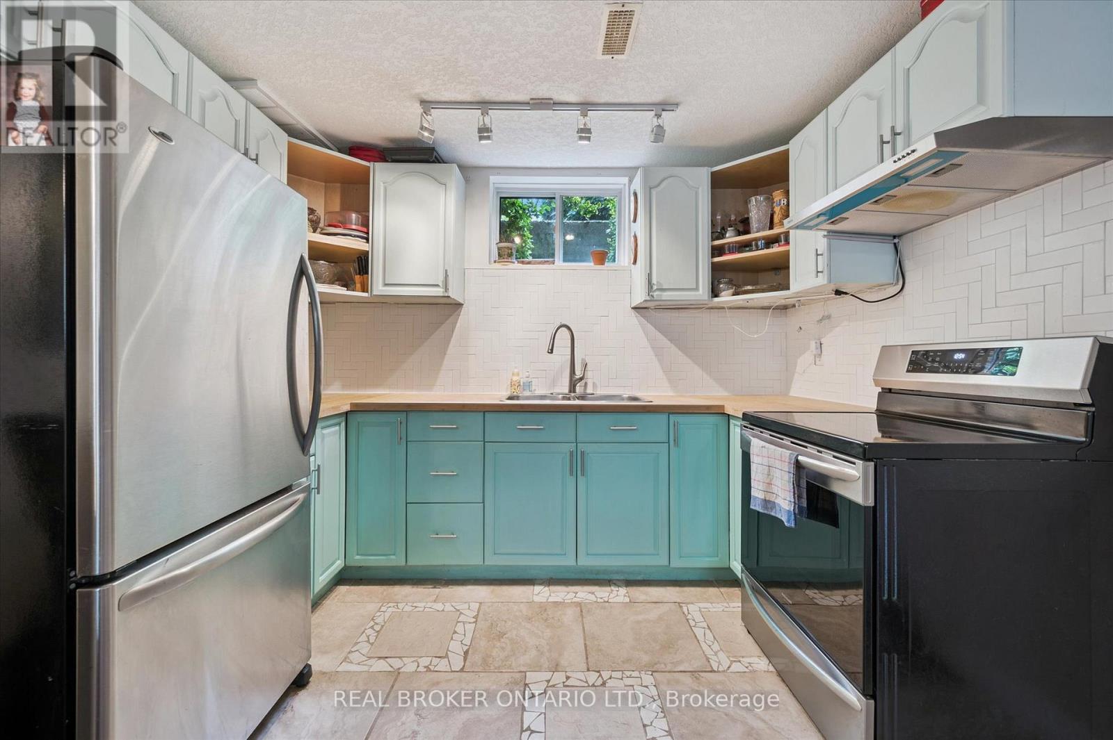 18 Pearwood Court, Kitchener, ON - Indoor Photo Showing Kitchen With Double Sink