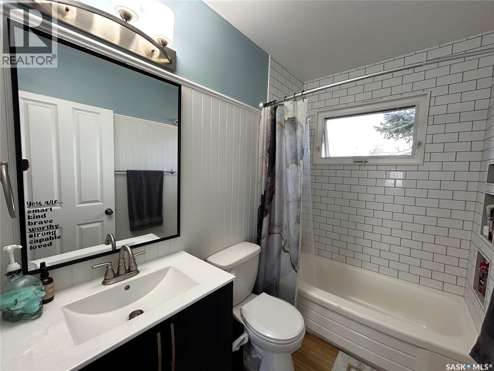 125 4Th Avenue Se, Swift Current, SK - Indoor Photo Showing Bathroom