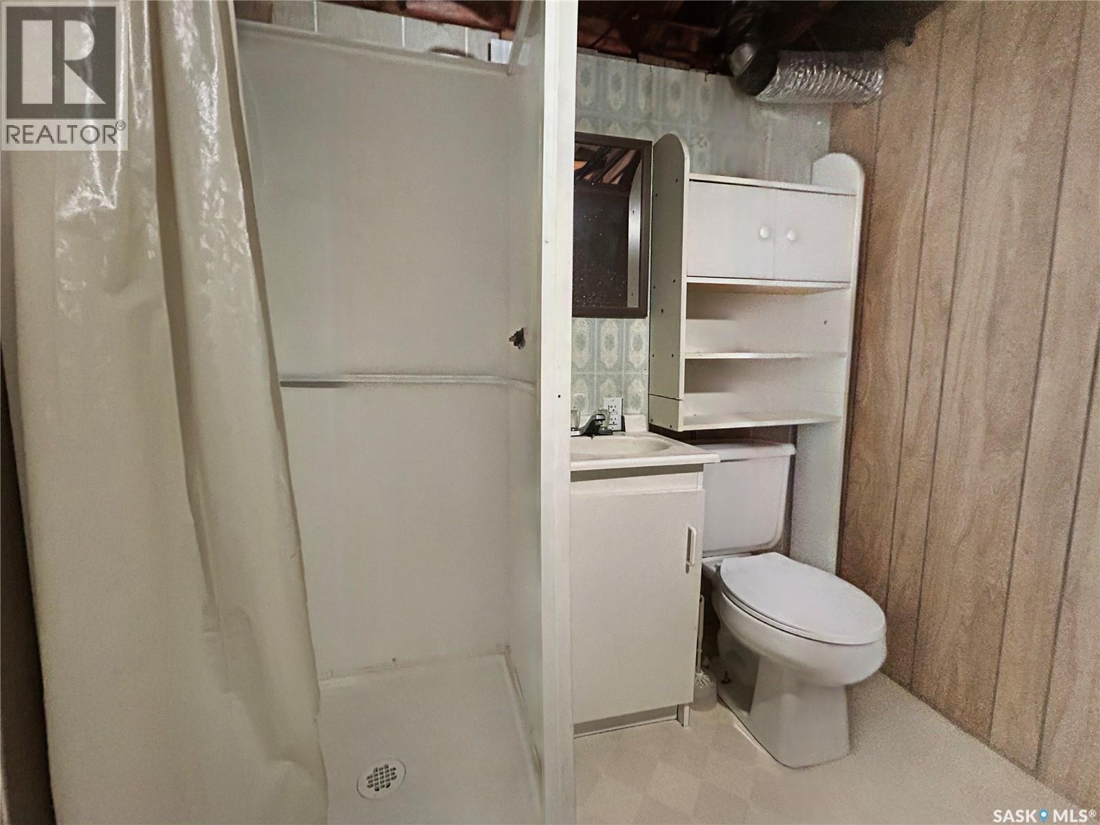 125 4Th Avenue Se, Swift Current, SK - Indoor Photo Showing Bathroom