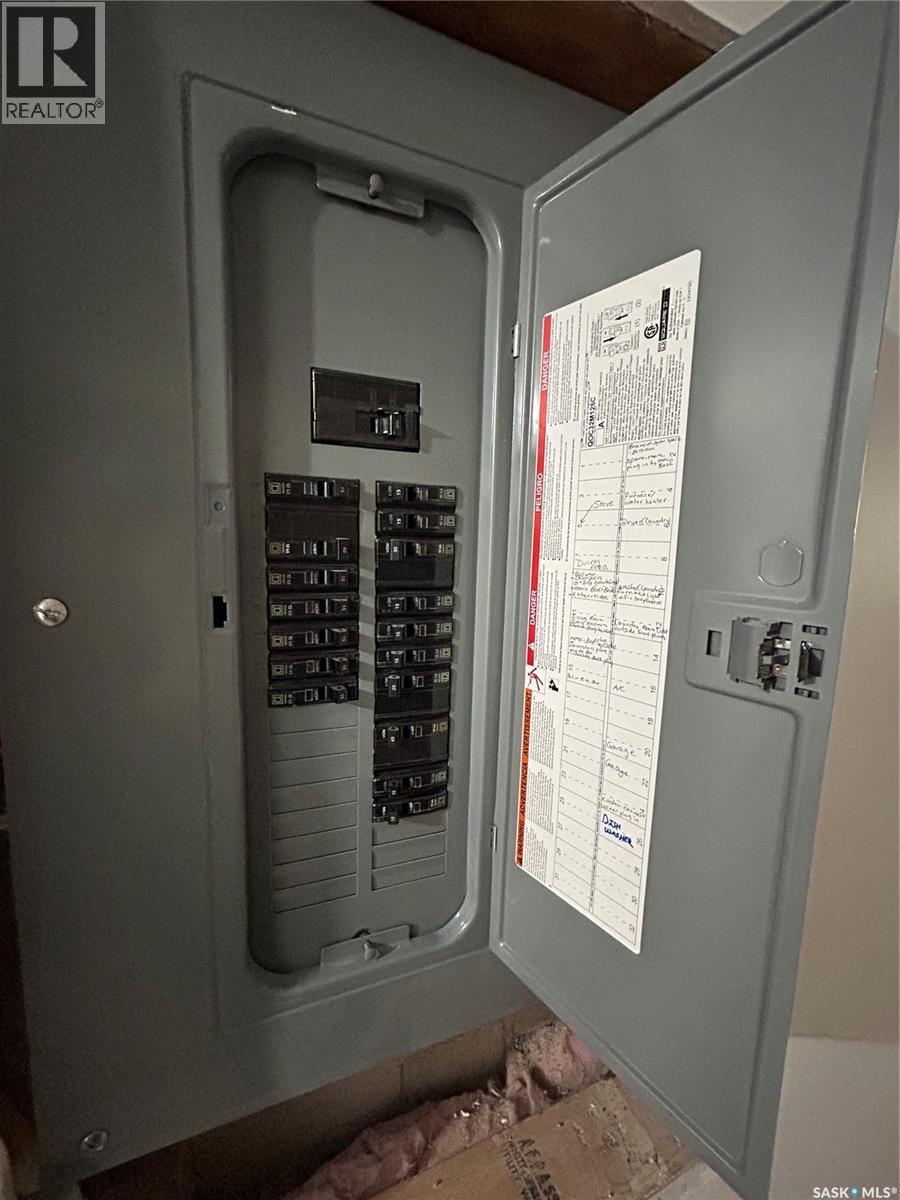 125 4Th Avenue Se, Swift Current, SK - Indoor Photo Showing Other Room