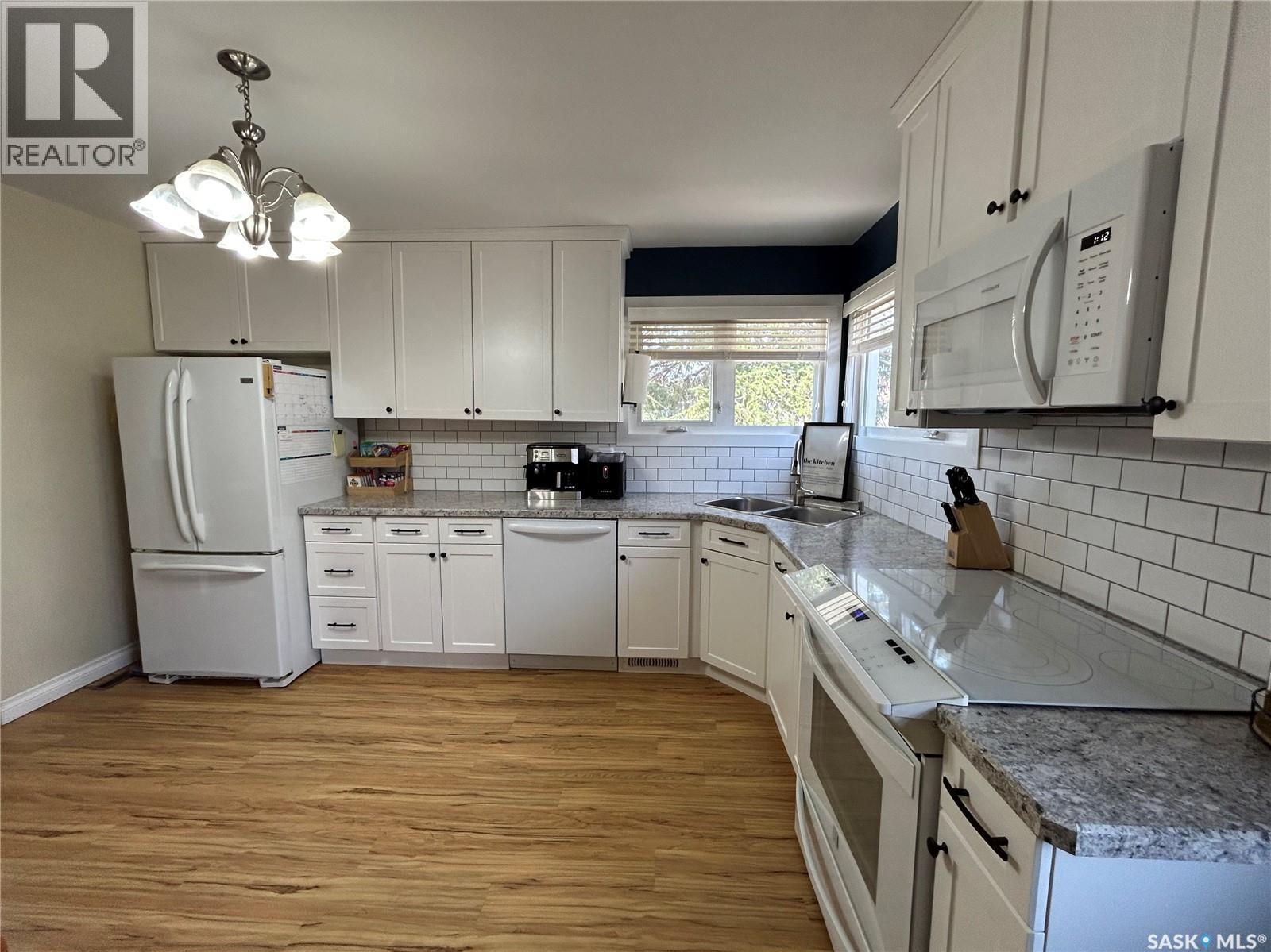 125 4Th Avenue Se, Swift Current, SK - Indoor Photo Showing Kitchen