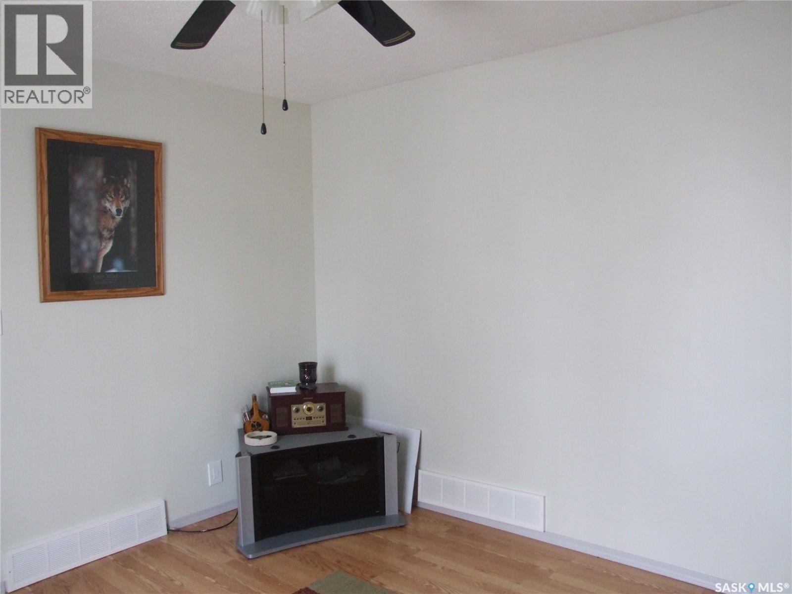 116 1St Street N, Mendham, SK - Indoor