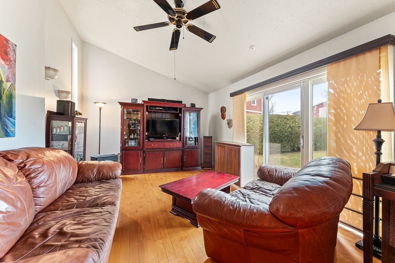 Living Room - 1460 Rue Principale E., Farnham, QC - Indoor Photo Showing Living Room