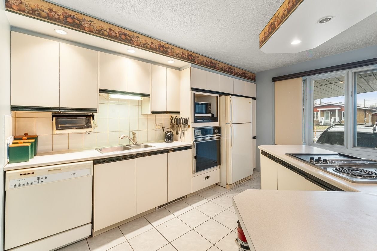 Kitchen - 1460 Rue Principale E., Farnham, QC - Indoor Photo Showing Kitchen With Double Sink
