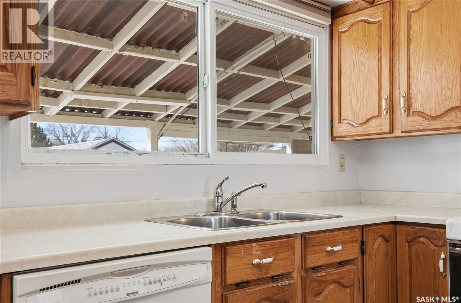 317 Y Avenue N, Saskatoon, SK - Indoor Photo Showing Kitchen With Double Sink