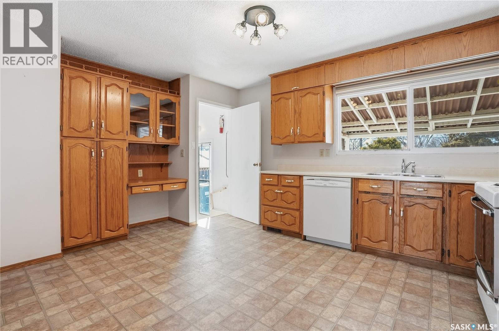 317 Y Avenue N, Saskatoon, SK - Indoor Photo Showing Kitchen With Double Sink