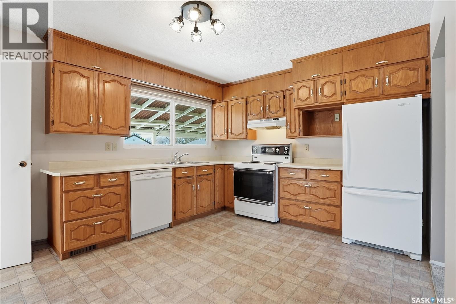 317 Y Avenue N, Saskatoon, SK - Indoor Photo Showing Kitchen