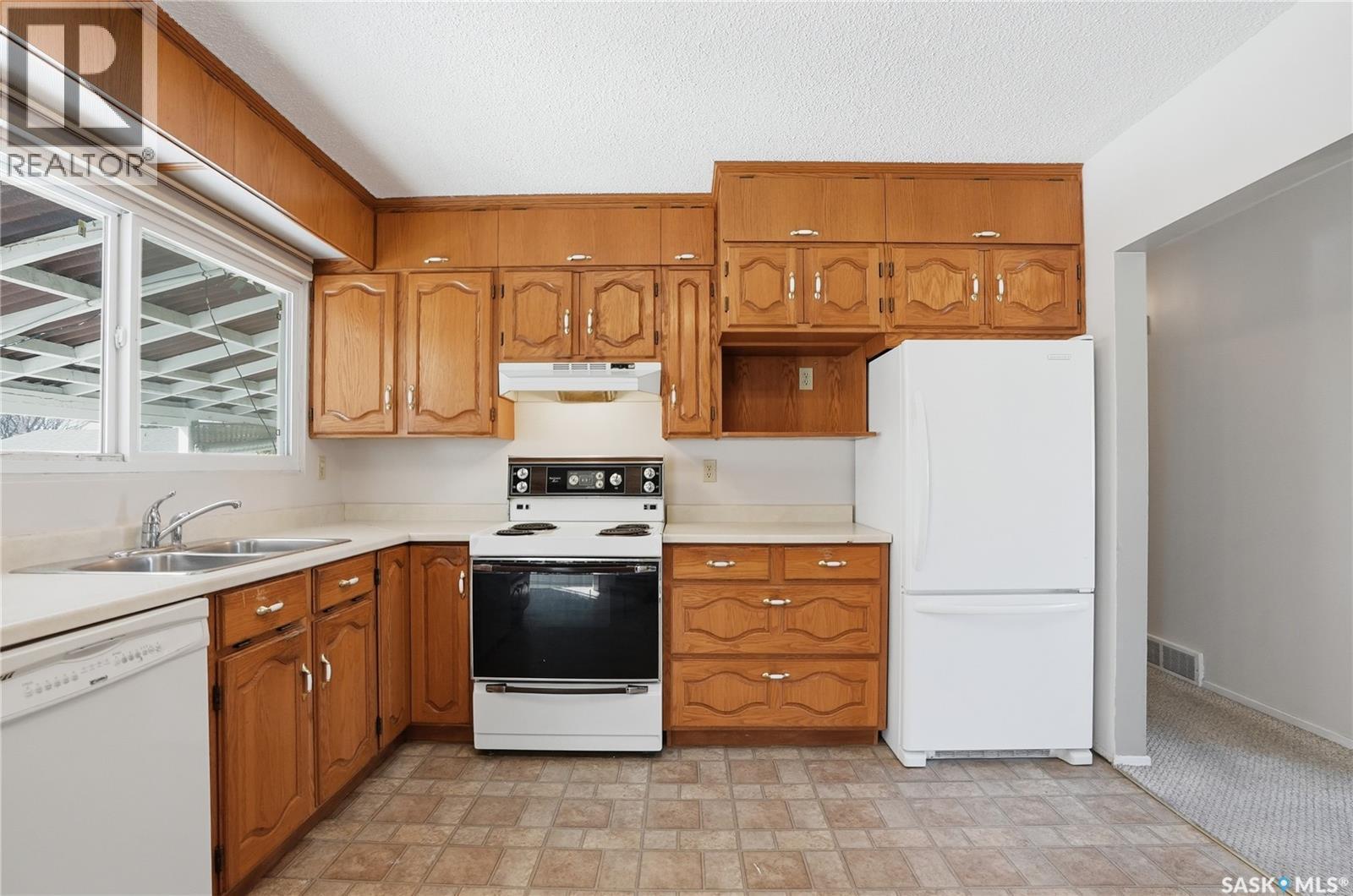 317 Y Avenue N, Saskatoon, SK - Indoor Photo Showing Kitchen With Double Sink