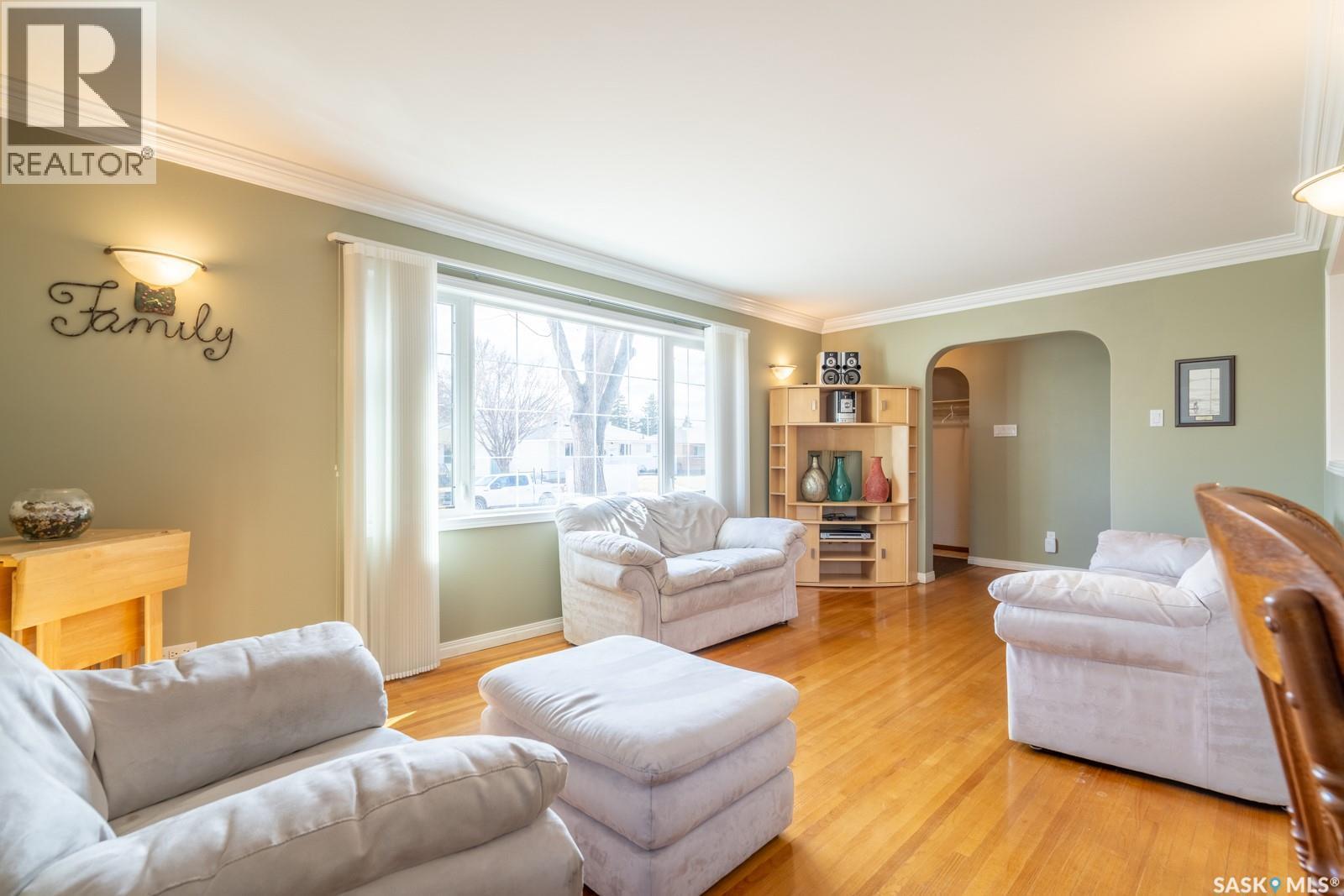 5308 2Nd Avenue, Regina, SK - Indoor Photo Showing Living Room