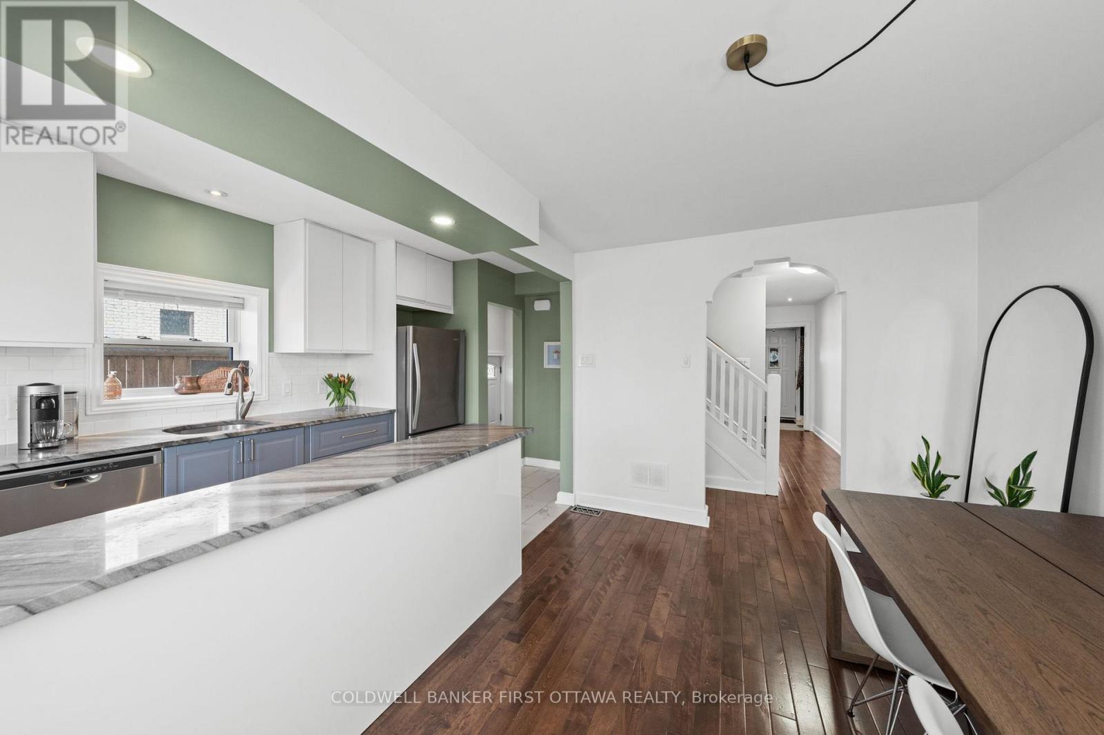 Perfect space for cooking & entertaining! - 12 Stevenson Avenue, Ottawa, ON - Indoor Photo Showing Kitchen