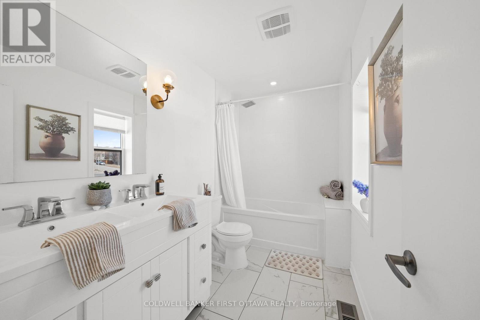 2nd lvl 5 piece bathroom w dbl vanity & bath tub! - 12 Stevenson Avenue, Ottawa, ON - Indoor Photo Showing Bathroom