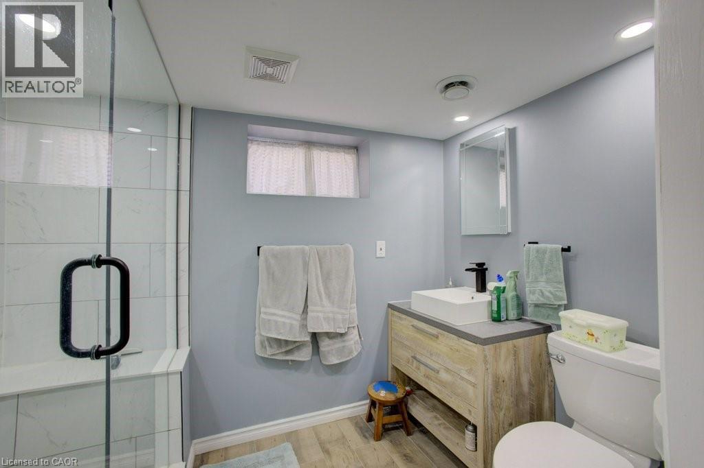 34 Barons Avenue S, Hamilton, ON - Indoor Photo Showing Bathroom