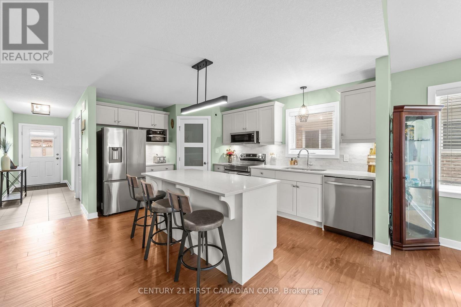 41 Ambrosia Path, St. Thomas, ON - Indoor Photo Showing Kitchen With Upgraded Kitchen