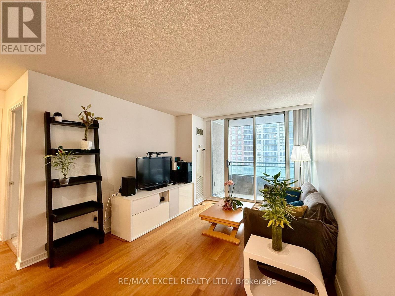 712 - 350 Red Maple Road, Richmond Hill, ON - Indoor Photo Showing Living Room