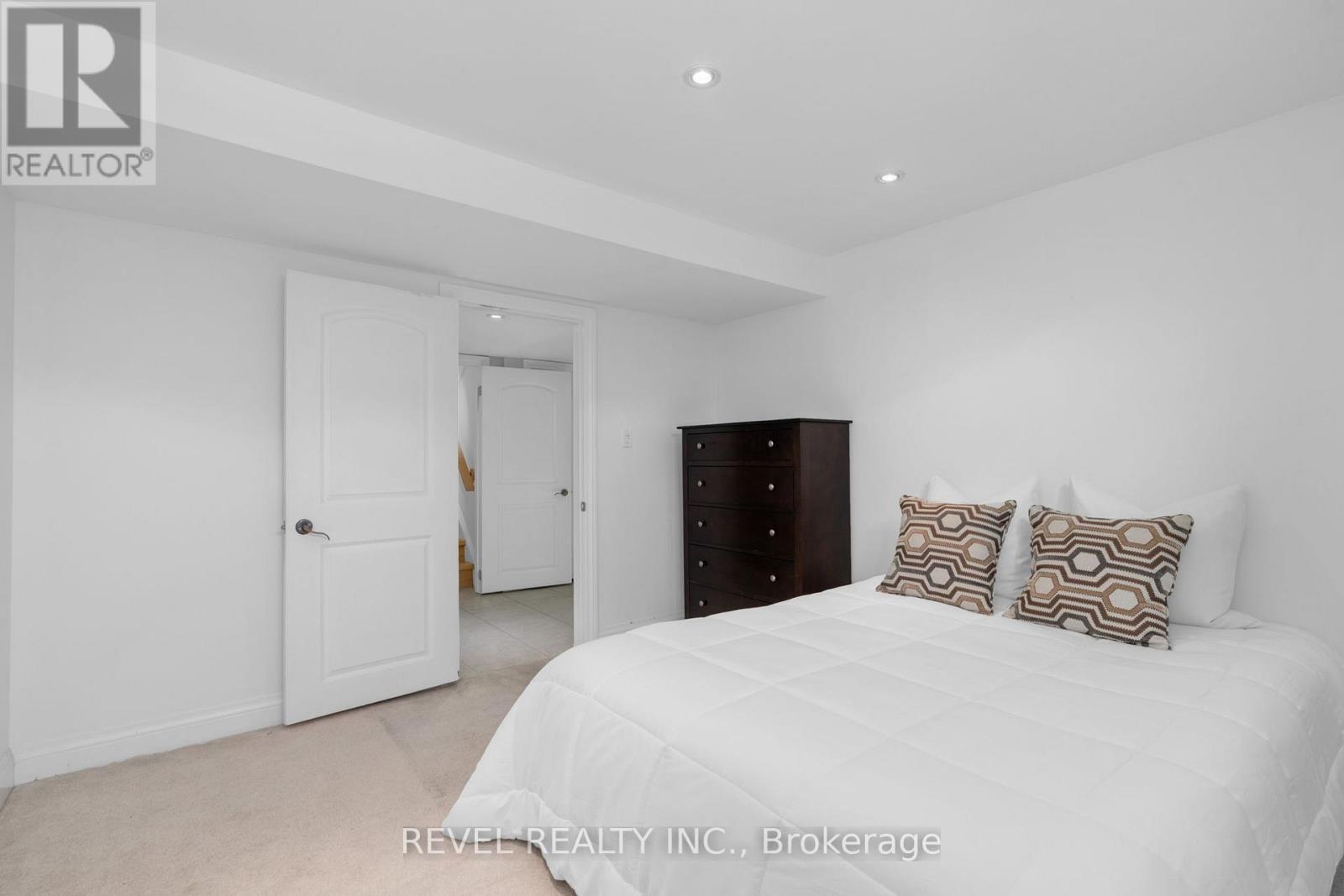 77 Marsellus Drive, Barrie, ON - Indoor Photo Showing Bedroom