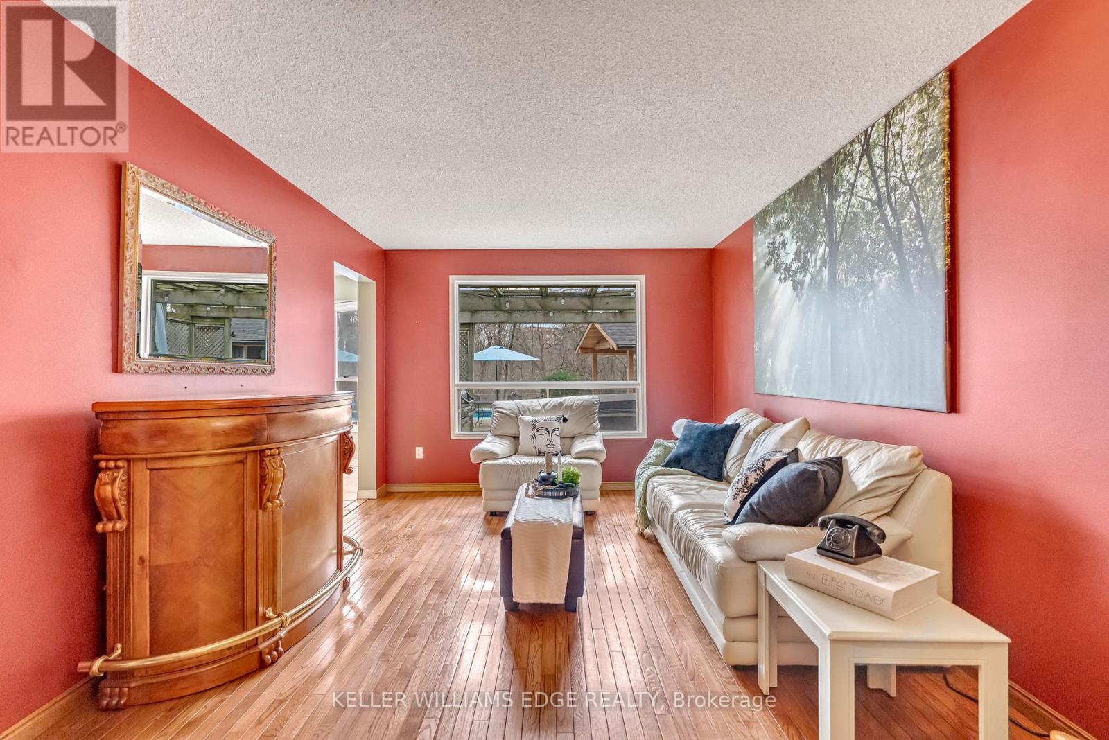 70 Strawberry Drive, Hamilton, ON - Indoor Photo Showing Living Room