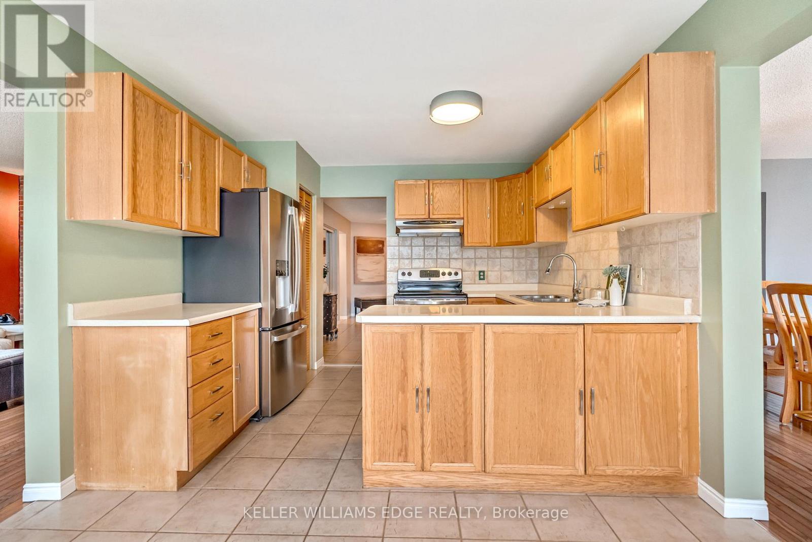 70 Strawberry Drive, Hamilton, ON - Indoor Photo Showing Kitchen