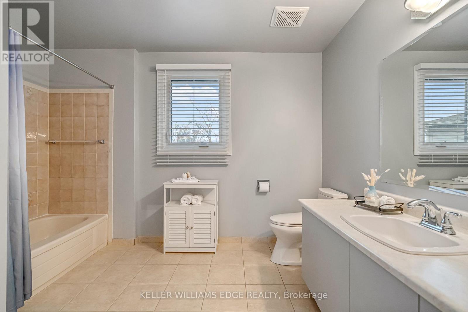 70 Strawberry Drive, Hamilton, ON - Indoor Photo Showing Bathroom