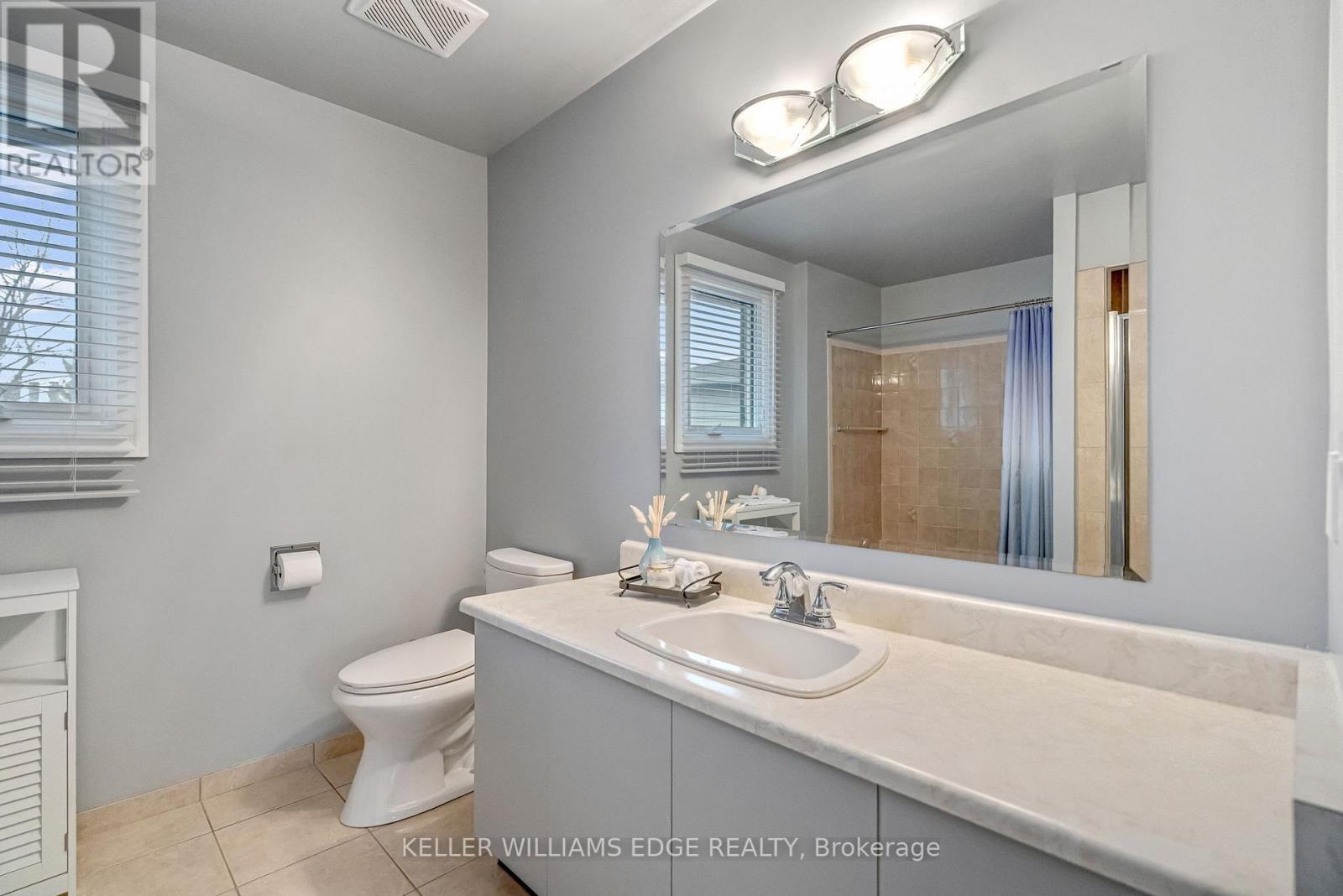 70 Strawberry Drive, Hamilton, ON - Indoor Photo Showing Bathroom