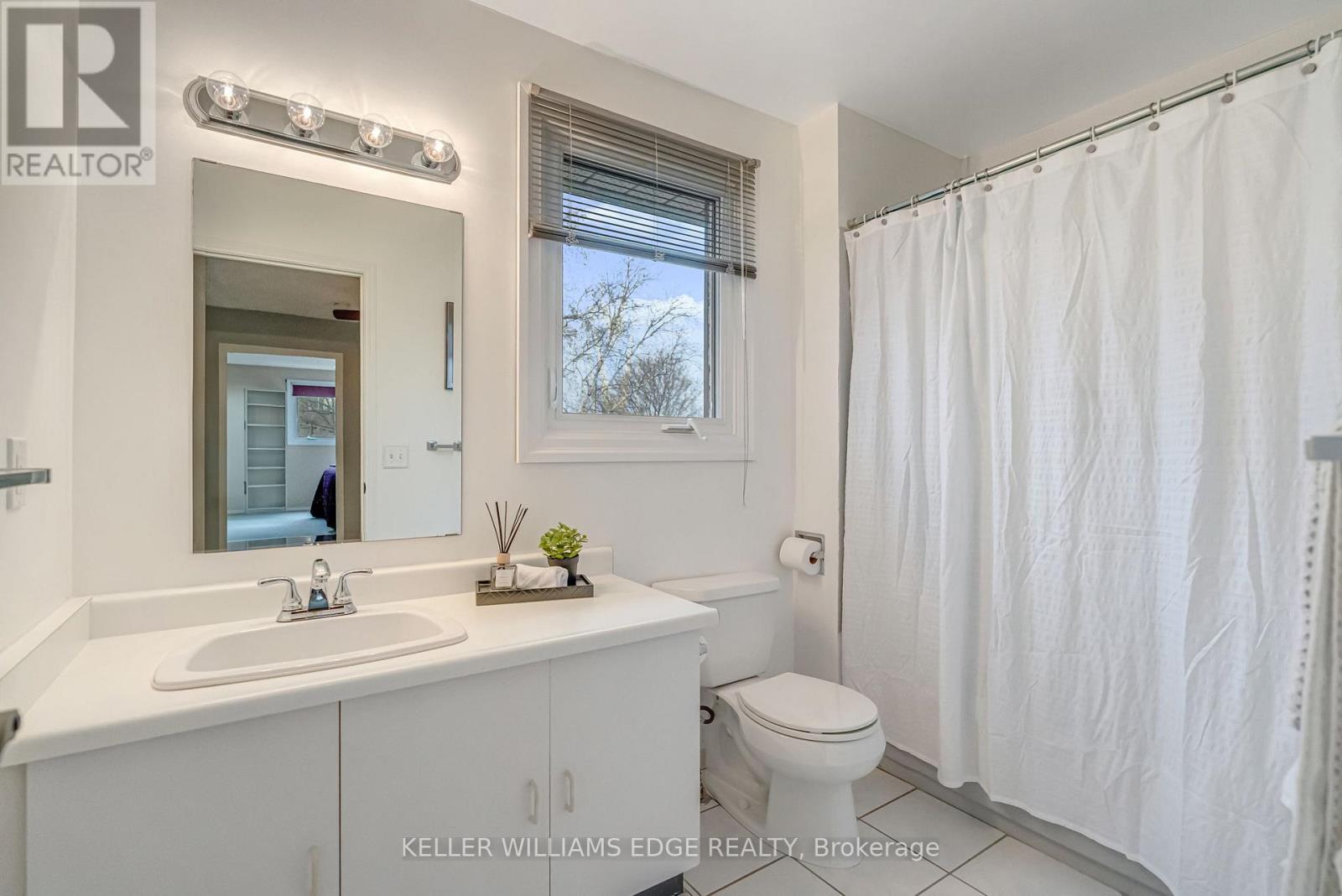 70 Strawberry Drive, Hamilton, ON - Indoor Photo Showing Bathroom