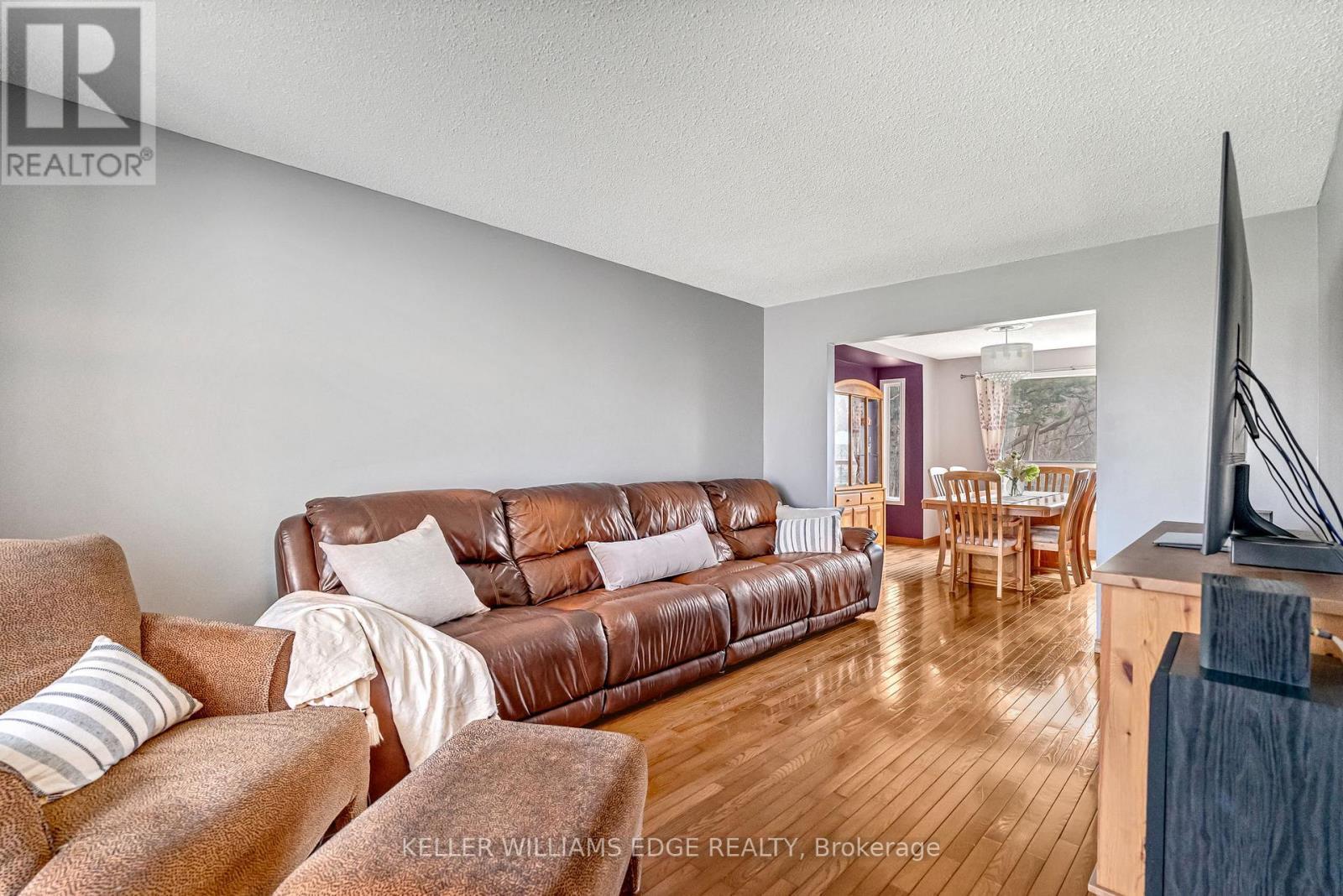 70 Strawberry Drive, Hamilton, ON - Indoor Photo Showing Living Room