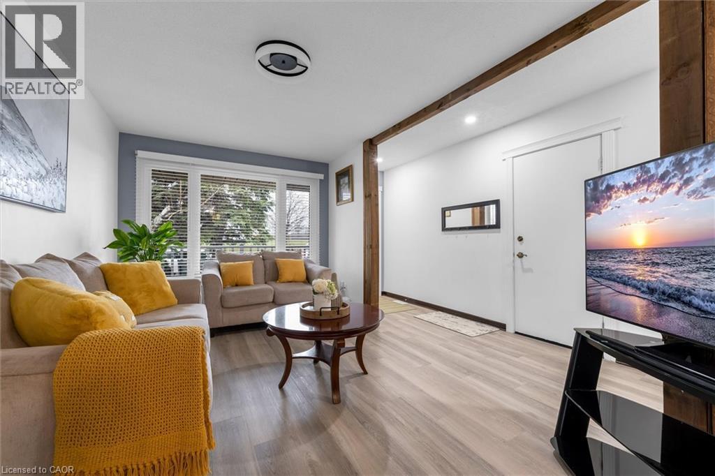 Living area featuring light wood finished floors - 51 Independence Drive, Hamilton, ON - Indoor Photo Showing Living Room