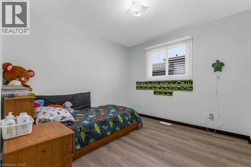 Bedroom with light wood finished floors and a textured ceiling - 51 Independence Drive, Hamilton, ON - Indoor Photo Showing Bedroom