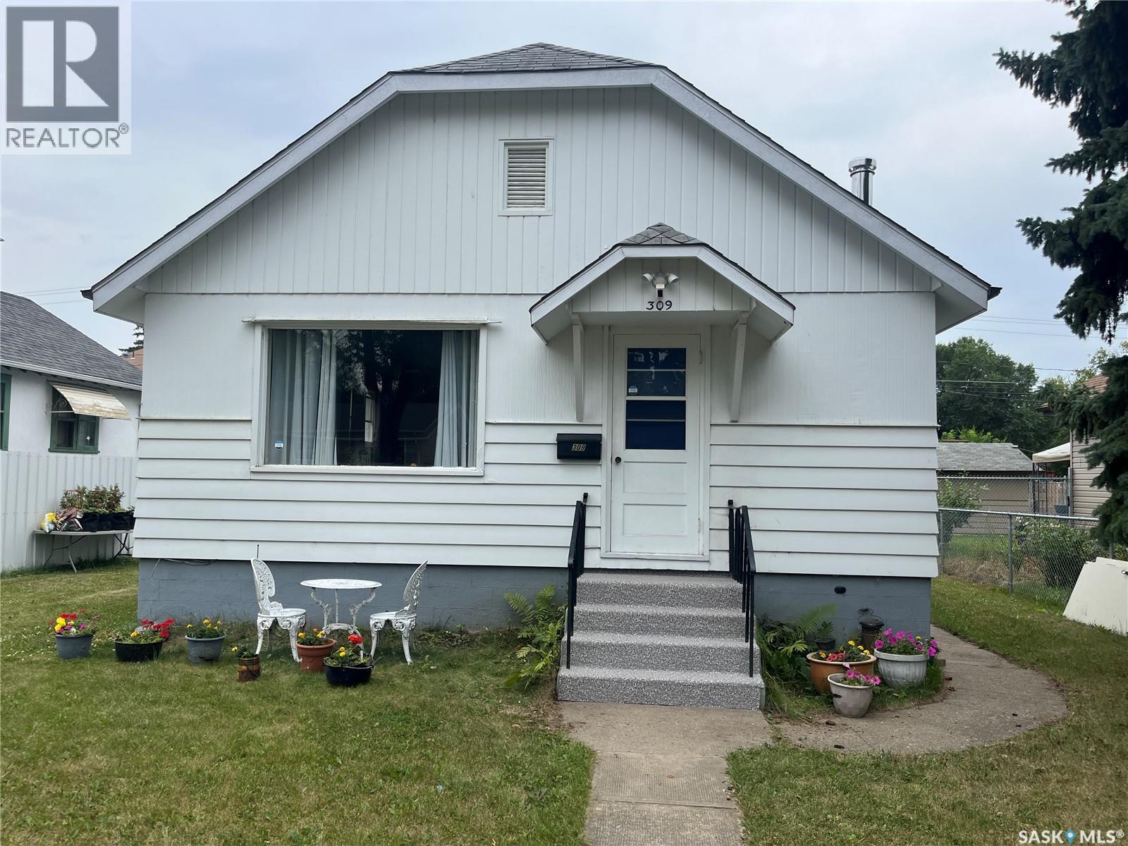 309 10Th Street E, Prince Albert, SK - Outdoor