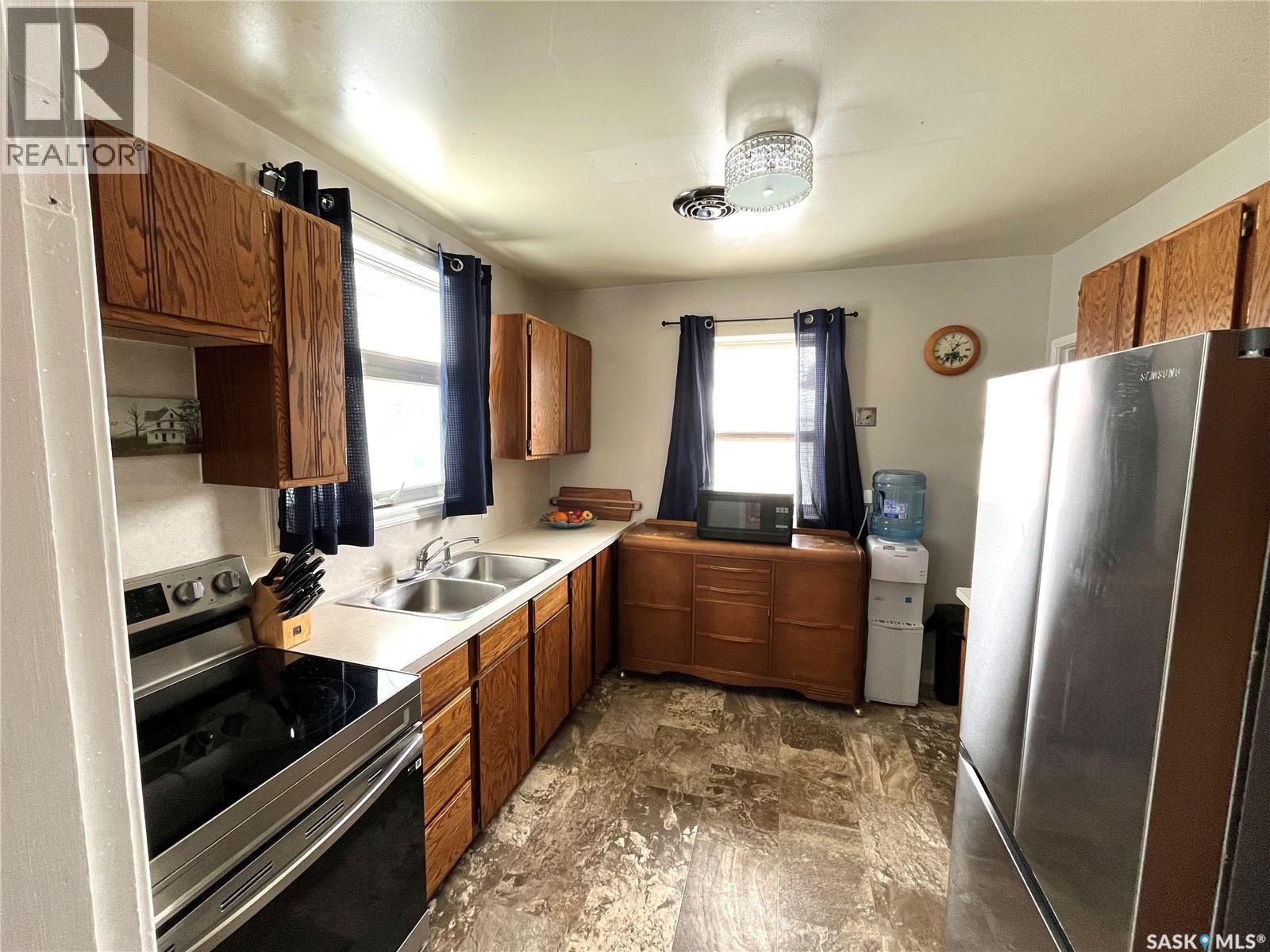 309 10Th Street E, Prince Albert, SK - Indoor Photo Showing Kitchen With Double Sink