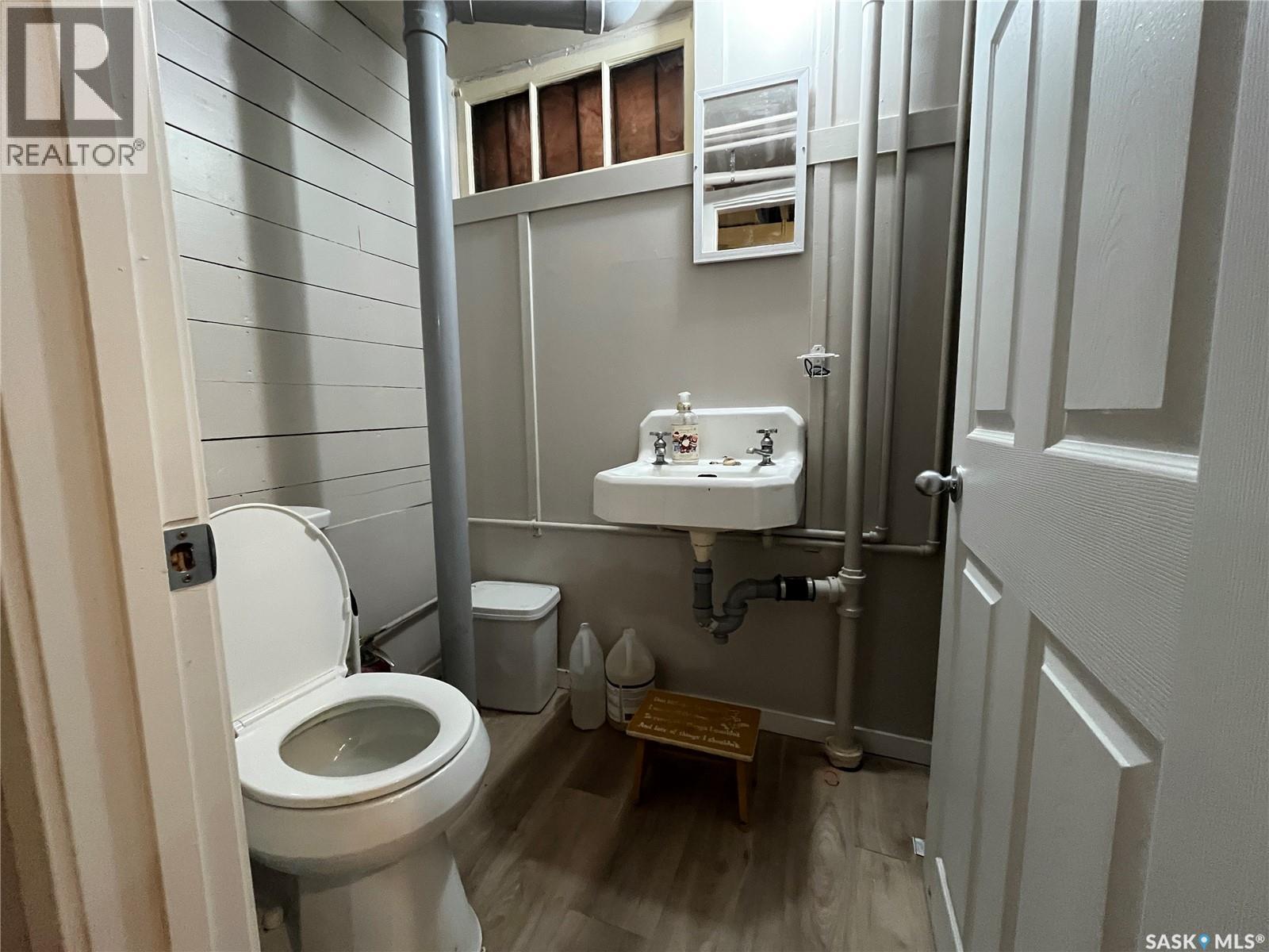 309 10Th Street E, Prince Albert, SK - Indoor Photo Showing Bathroom