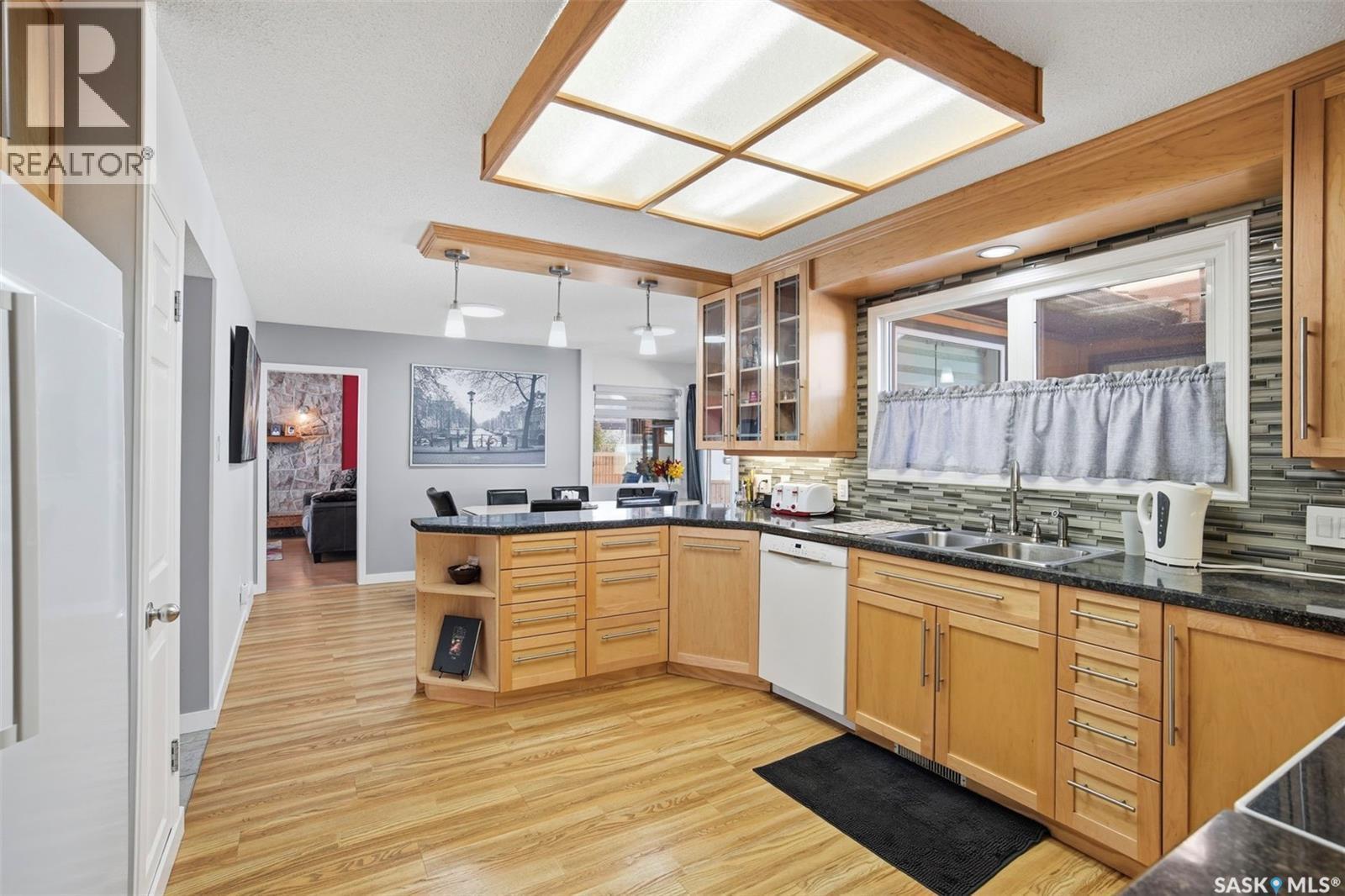 31 Cantlon Crescent, Saskatoon, SK - Indoor Photo Showing Kitchen With Double Sink