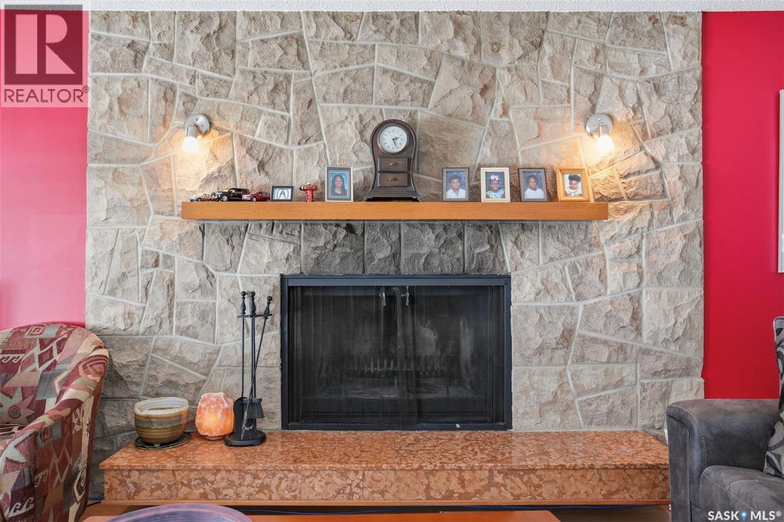 31 Cantlon Crescent, Saskatoon, SK - Indoor Photo Showing Living Room With Fireplace