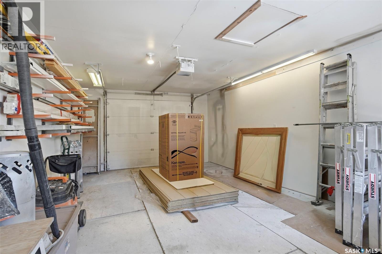 31 Cantlon Crescent, Saskatoon, SK - Indoor Photo Showing Garage