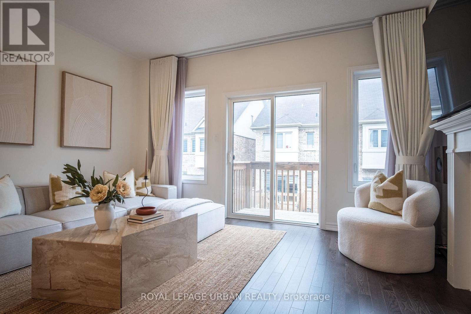 3963 Lodi Road, Burlington, ON - Indoor Photo Showing Living Room