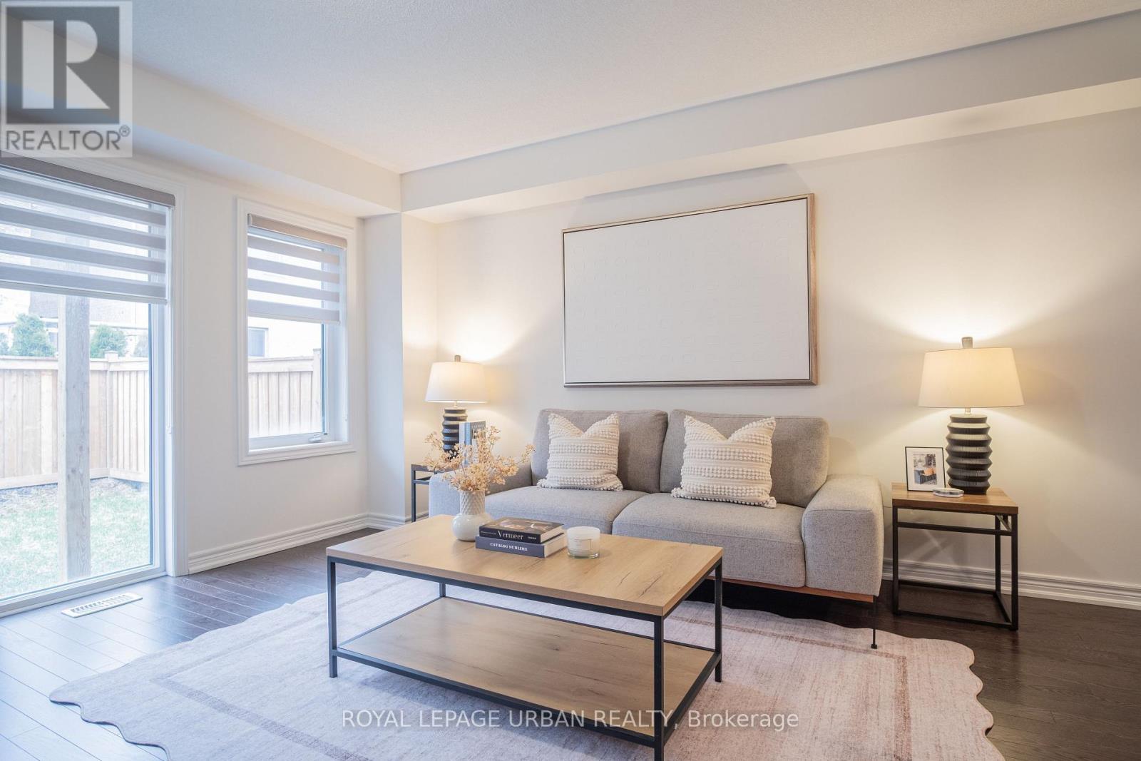 3963 Lodi Road, Burlington, ON - Indoor Photo Showing Living Room