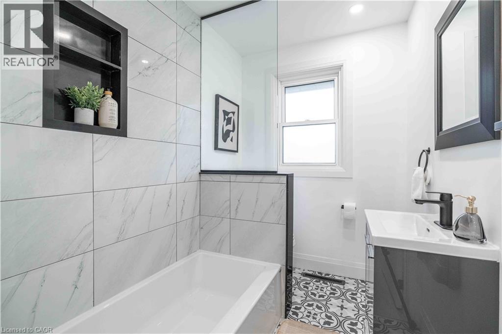 67 Toby Crescent, Hamilton, ON - Indoor Photo Showing Bathroom