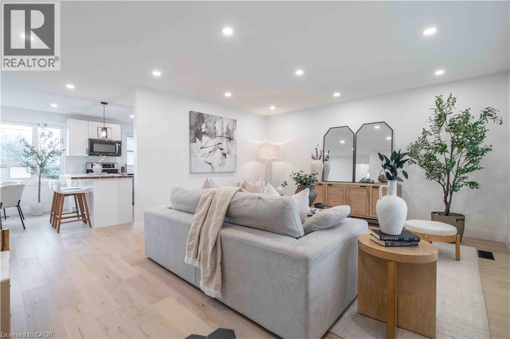 67 Toby Crescent, Hamilton, ON - Indoor Photo Showing Living Room