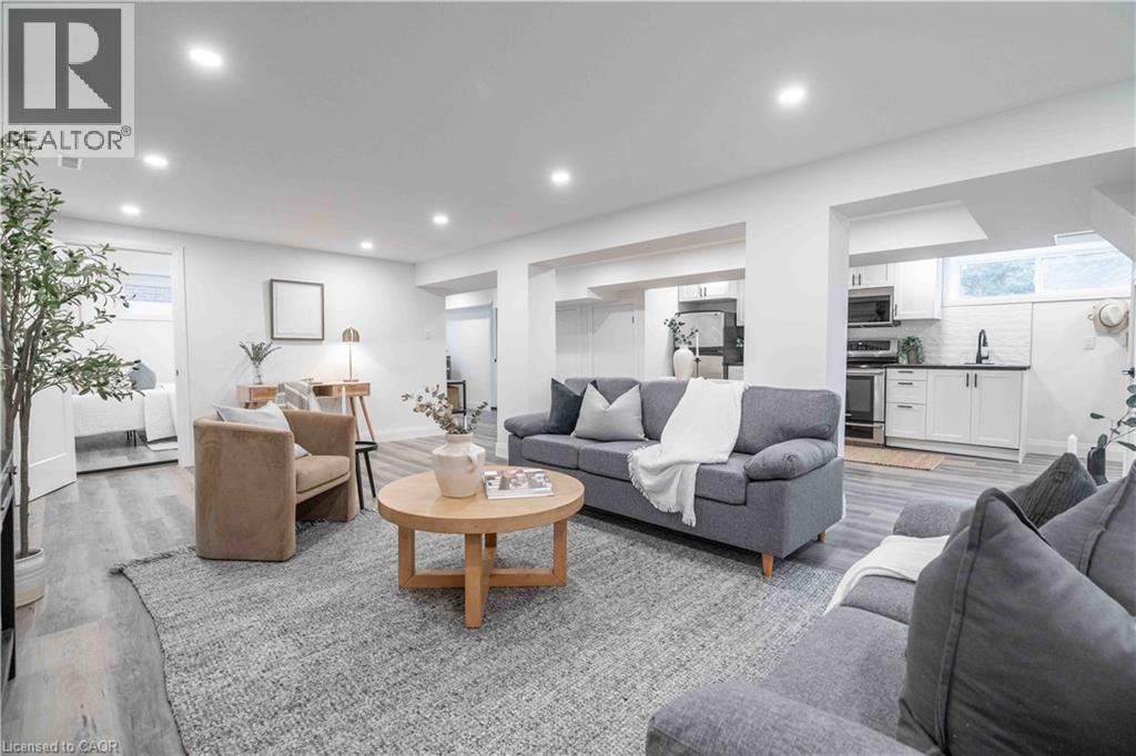 67 Toby Crescent, Hamilton, ON - Indoor Photo Showing Living Room